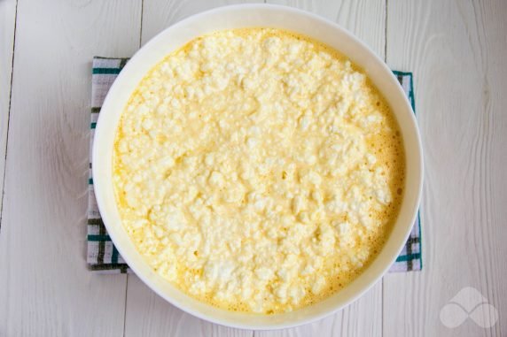 Cottage cheese casserole made of granular cottage cheese: photo of recipe preparation, step 2