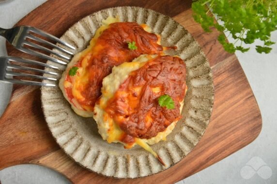 Chicken cutlets with tomatoes and cheese in the oven: photo of recipe preparation, step 6