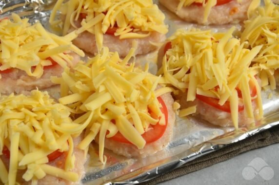 Chicken cutlets with tomatoes and cheese in the oven: photo of recipe preparation, step 5