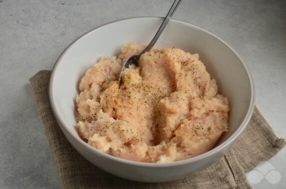 Chicken cutlets with tomatoes and cheese in the oven: photo of recipe preparation, step 2