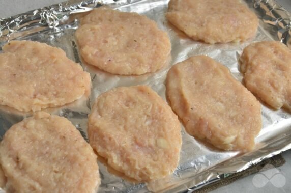 Chicken cutlets with tomatoes and cheese in the oven: photo of recipe preparation, step 3