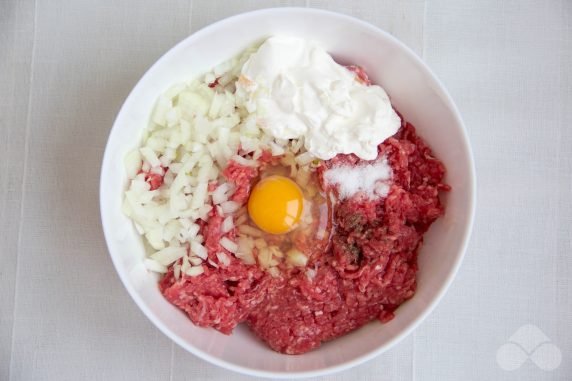 Juicy cutlets on sour cream: photo of recipe preparation, step 3