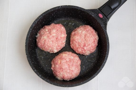 Juicy cutlets on sour cream: photo of recipe preparation, step 5