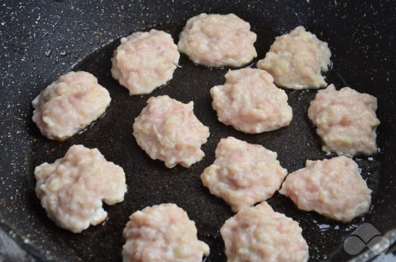 Turkey meatballs in sour cream and garlic sauce: photo of recipe preparation, step 4