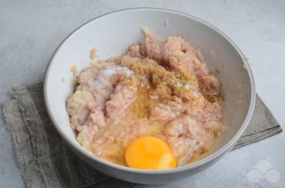 Turkey meatballs in sour cream and garlic sauce: photo of recipe preparation, step 2