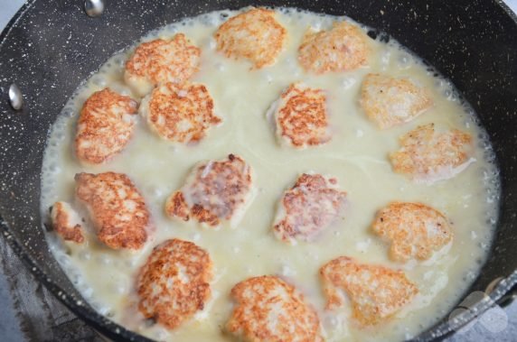 Turkey meatballs in sour cream and garlic sauce: photo of recipe preparation, step 7