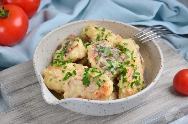 Turkey meatballs in sour cream and garlic sauce