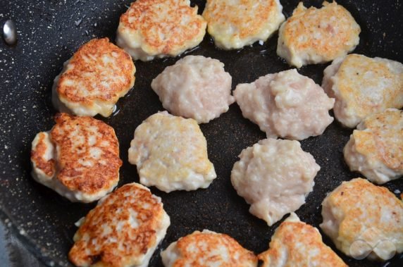 Turkey meatballs in sour cream and garlic sauce: photo of recipe preparation, step 5