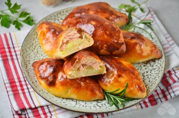 Salmon and potato pies – a simple and delicious recipe with photos (step by step)