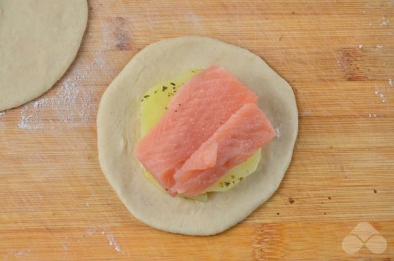 Salmon and potato pies: photo of recipe preparation, step 4