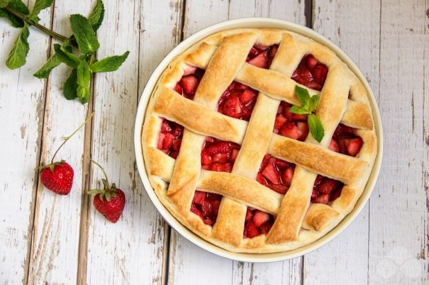 Strawberry pie from ready–made puff pastry - a simple and delicious recipe with photos (step by step)