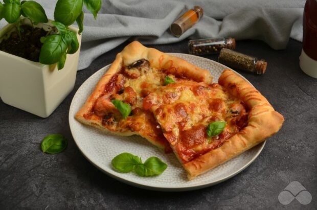 Pizza with sausages and mushrooms : photo of recipe preparation, step 7