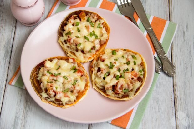 Mini pizza in a frying pan – a simple and delicious recipe with photos (step-by-step)