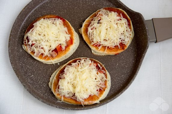 Mini pizza in a frying pan: photo of recipe preparation, step 4