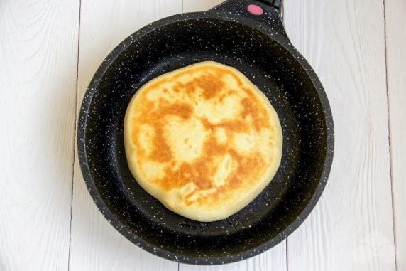 Khachapuri with cottage cheese and herbs in a frying pan: photo of recipe preparation, step 5