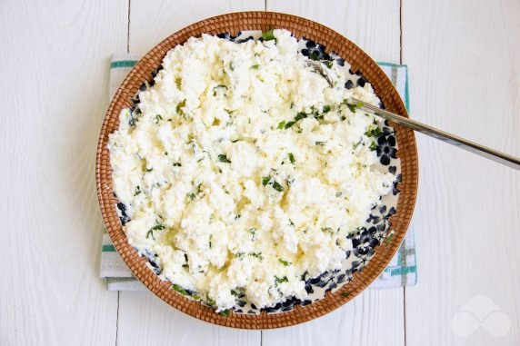 Khachapuri with cottage cheese and herbs in a frying pan: photo of recipe preparation, step 3