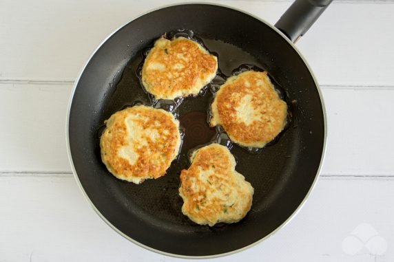 Squash fritters on mayonnaise: photo of recipe preparation, step 6