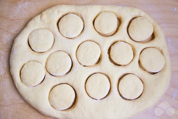 Doughnuts on water and dry yeast: photo of recipe preparation, step 4