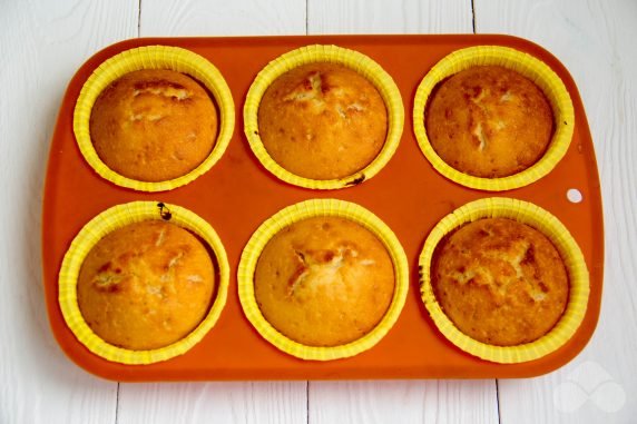 Banana cupcakes on kefir: photo of recipe preparation, step 6