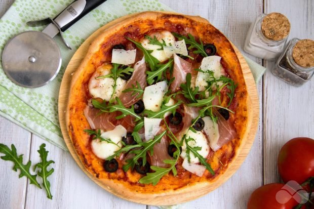 Pizza with prosciutto is a simple and delicious recipe with photos (step by step)