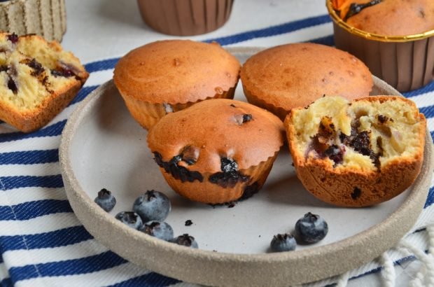 Muffins with chocolate drops and blueberries