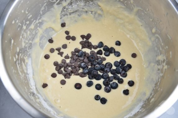 Muffins with chocolate drops and blueberries: photo of recipe preparation, step 4