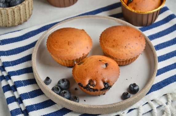 Muffins with chocolate drops and blueberries: photo of recipe preparation, step 6