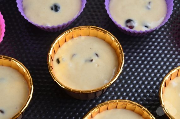 Muffins with chocolate drops and blueberries: photo of recipe preparation, step 5