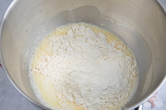 Honey pancakes with milk: photo of recipe preparation, step 2