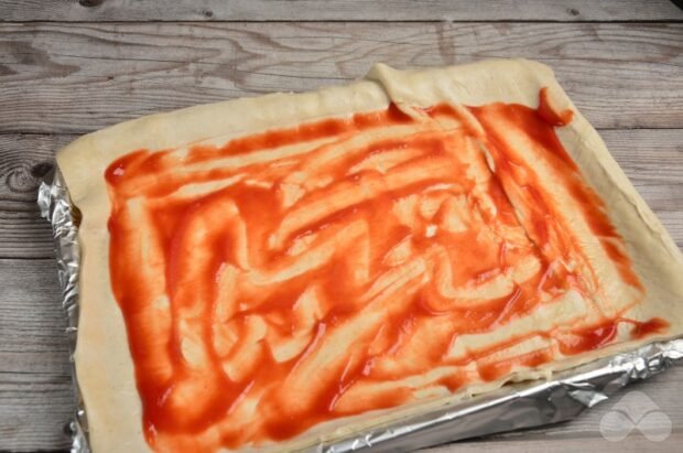 Pizza on puff pastry with sausages: photo of recipe preparation, step 2