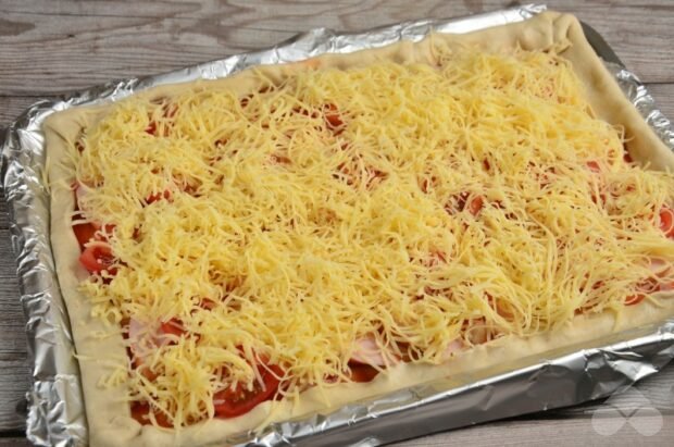 Pizza on puff pastry with sausages: photo of recipe preparation, step 5