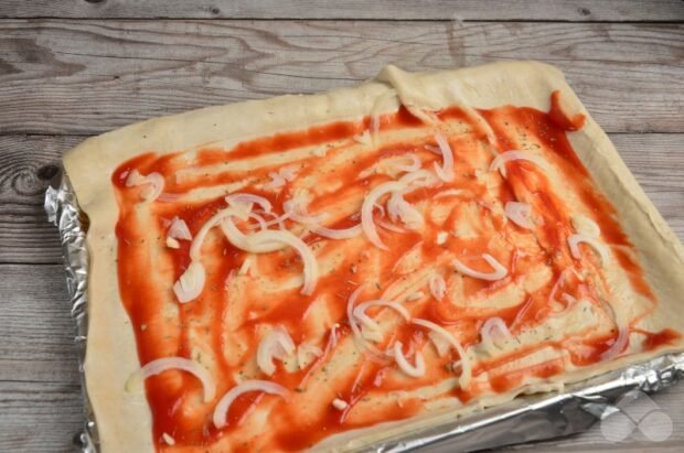 Pizza on puff pastry with sausages: photo of recipe preparation, step 3