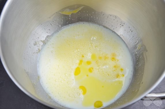 Thin pancakes with milk: photo of recipe preparation, step 2