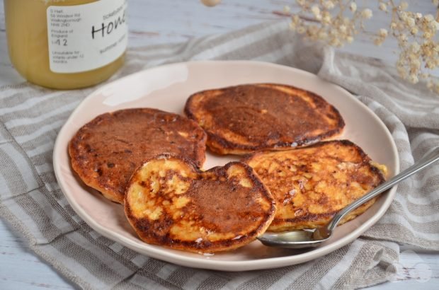 Cottage cheese pancakes with milk