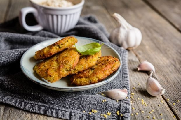 Pancakes made of millet porridge, carrots and garlic