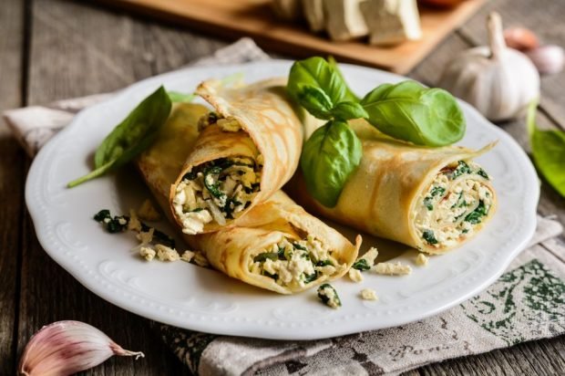 Pancakes with tofu, spinach and garlic