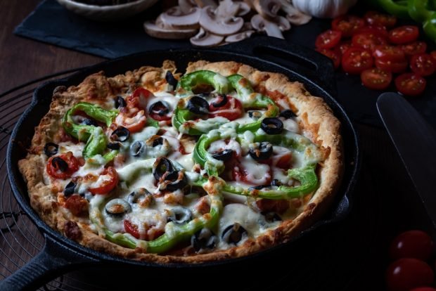 Vegetable pizza in a frying pan 