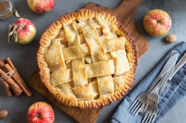 Homemade pie with apples and cinnamon 