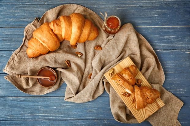 Croissants with honey and nuts – a simple and delicious recipe, how to cook step by step