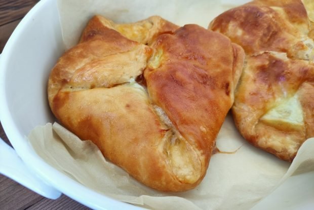 Khachapuri with three types of cheese 