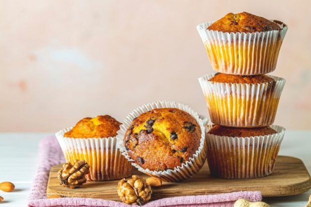 Cupcakes with nuts and chocolate drops