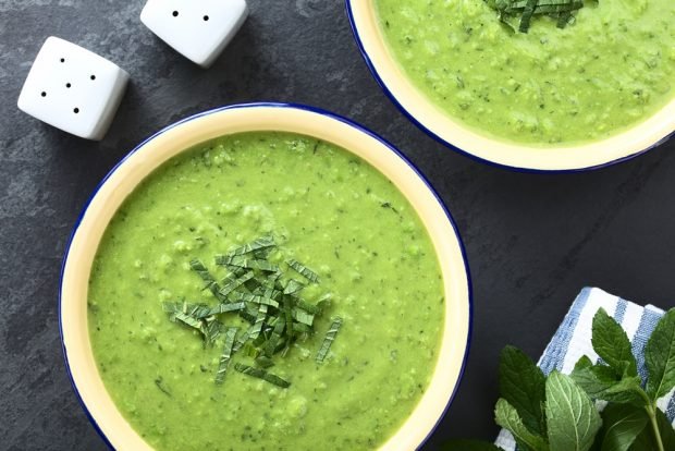 Fresh pea soup with mint 