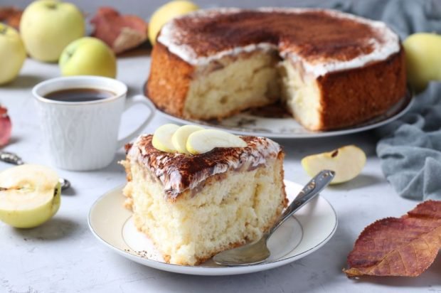 Apple charlotte with sour cream 