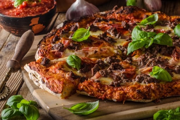 Pizza with minced meat 