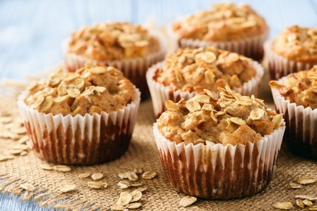 Oatmeal muffins with apples