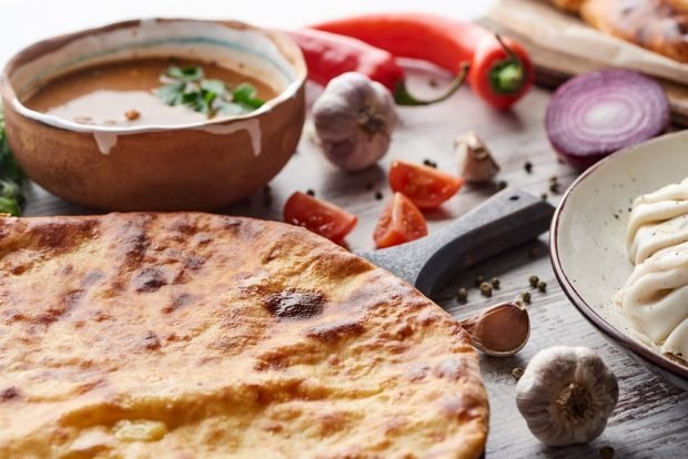 Khachapuri with tomatoes and garlic 