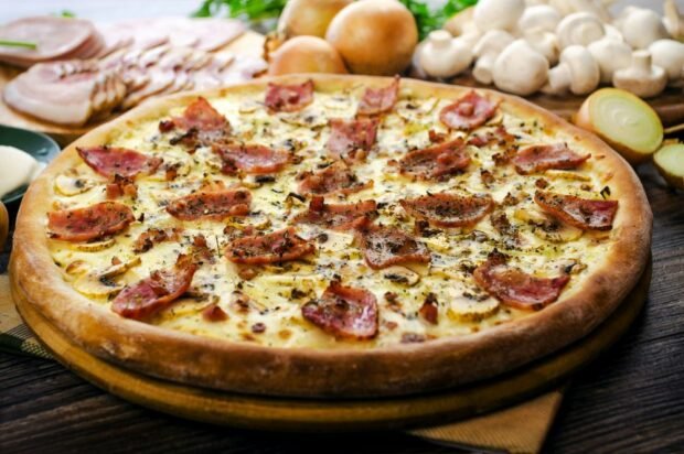 Carbonara pizza with bacon 