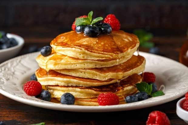 Fluffy pancakes with milk and butter