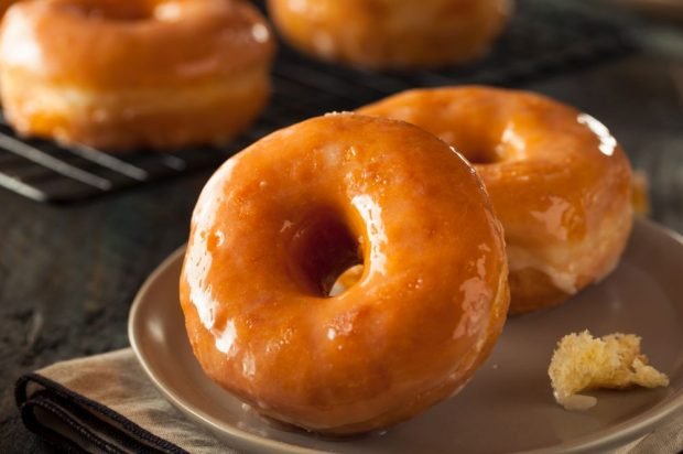 Air donuts with icing sugar