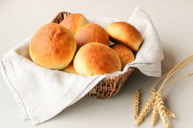 Fluffy buns with fresh yeast